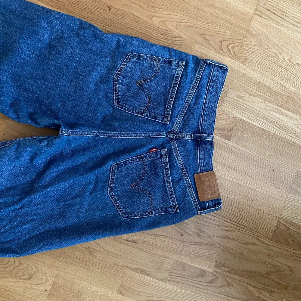 Snygga och supersköna högmidjade Levis jeans med vida ben. Modell High loose. De är i super skick😍Säljer för 400 + frakt. Jeans & Byxor.