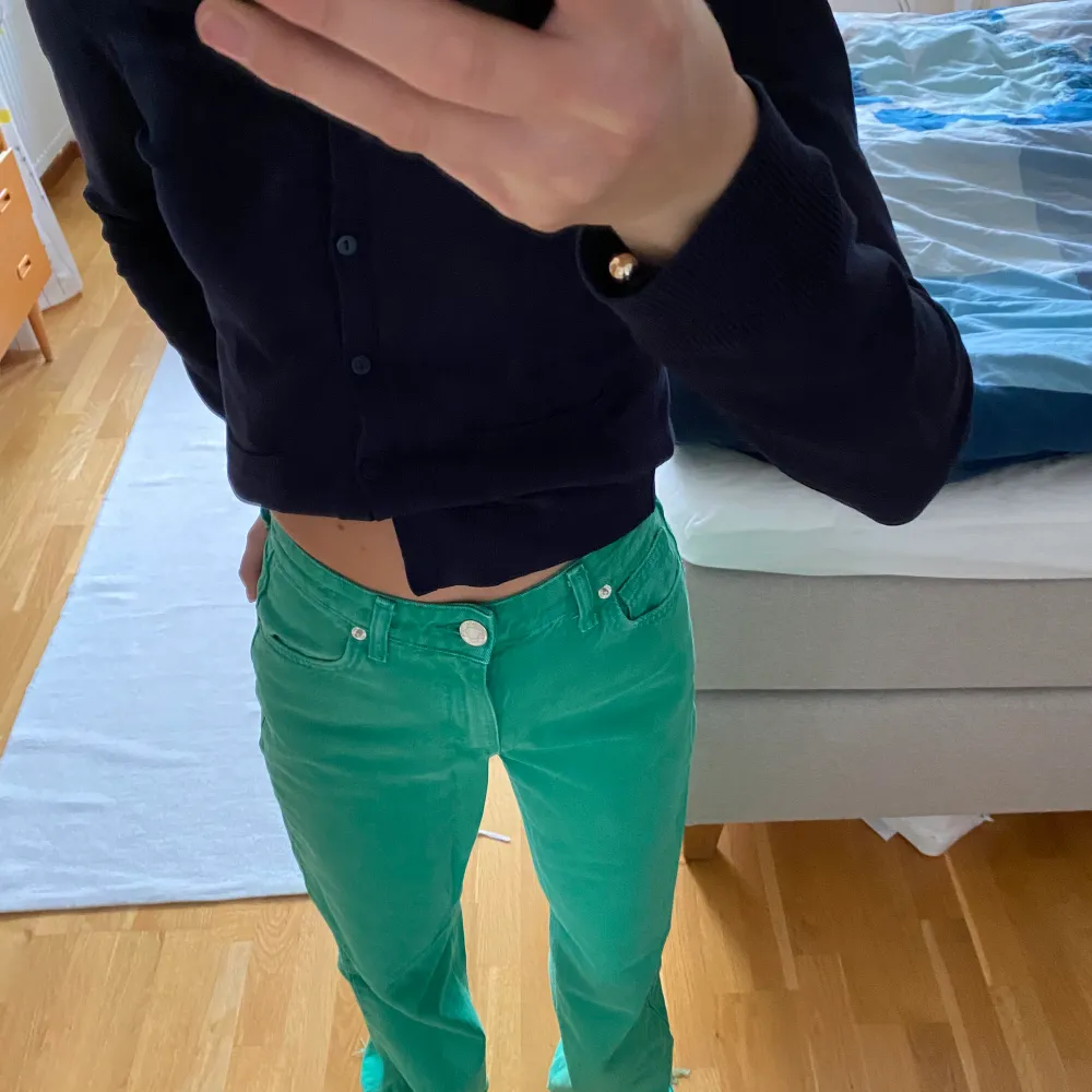 Skit coola jeans från zara! Säljer då de tyvärr inte kommer till användning. Nyskick och använda max 2 ggr. . Jeans & Byxor.