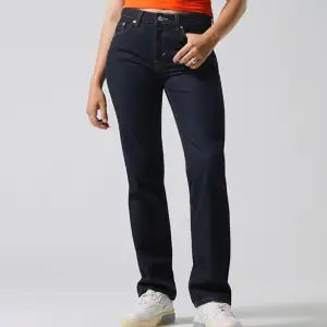 Är i modellen ”Pin mid straight jeans”, och är från weekday. Använt några gånger, men är annars i fint skick. Färgen är i Blue Rinse, och köptes för 590kr💕