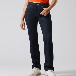 Weekday jeans - Är i modellen ”Pin mid straight jeans”, och är från weekday. Använt några gånger, men är annars i fint skick. Färgen är i Blue Rinse, och köptes för 590kr💕
