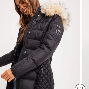 Rock and blue jacka  - Svart rockandblue jacka i lång modell, köpt för 3500kr.