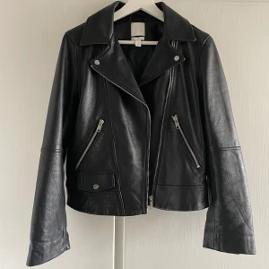 Skinnjacka från H&M - Skinnjacka i äkta läder från H&M. Helt i nyskick och aldrig använd. Nypris 1999kr. Storleken är 32 men passar även 34/36