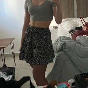 Blommigkjol - En snygg vit och svart blommig kjol. Passar till väldigt mycket och är väldigt somrig 