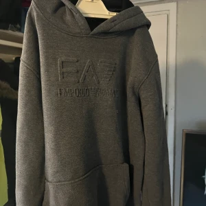 Tröja - Fin Armani tröja i strl L grå 