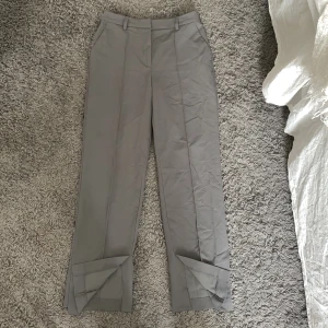 Gråa kostym byxor med slits - Gråa kostymbyxor med slits, underbart fin passform!!