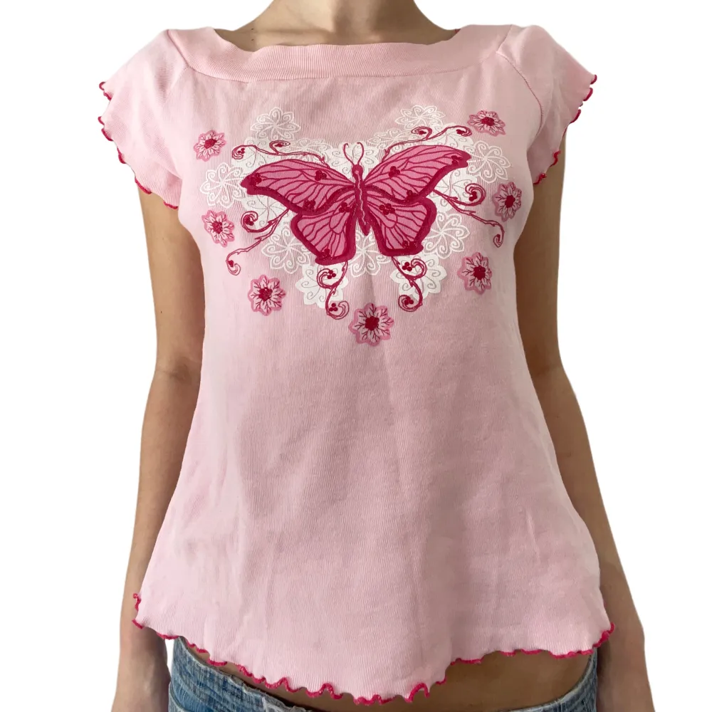 !-50%!Supersöt t-shirt från senare 00-tal med detaljerat tryck föreställande en fjäril i rosa glitter och rullfåll💕💕Sitter superfint! Passar en Xs till mindre M!💋. Toppar.