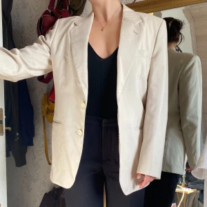 Kavaj - Stor beige kavaj. Storleken står ej i kavajen men skulle gissa på XL-XXL