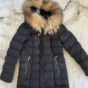 Vinterjacka från bark of sweden - Använd i ca 2 mån förra vintern. Storlek S Äkta minkpäls och äkta dunfjädrar. Super varm och skön. Inköpt för 5000kr Säljes för 600kr 