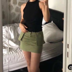 Khaki grön mini kjol med fickor - Knappt använd mini kjol i storlek 36. Bra skick