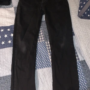Jeans Nudie - Säljer ett par svarta Nudie Jeans jeans då mina ben är lite för stora för dom. De är i storleken 33/34. Väldigt bra skick. Inga defekter alls.