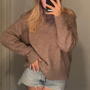 Stickad tröja - Jättefin beige/brun stickad tröja ifrån H&M, med en lite högre krage. Fin passform och otroligt mjuk. Lite nopprig där av priset.