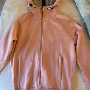 Rosa Pelle P tröja - Helt oanvänd tröja från Pelle P. Rosa ziphoodie i storlek xs. Lappen sitter kvar