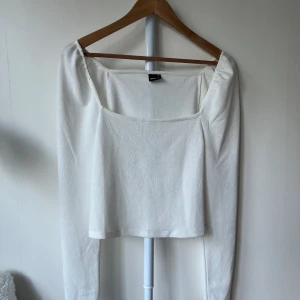 Vit topp - En vit topp från Gina köpt för några år sedan. Storlek M men passar också S.