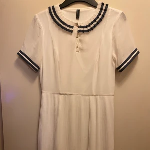 Sjömansklänning/sailor dress - Använd en gång. Otroligt vacker men tyvärr passar den mig inte längre. 