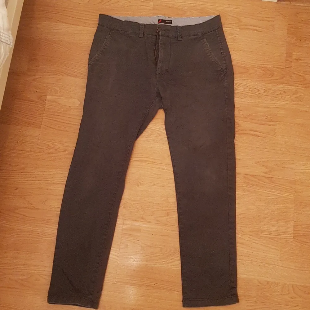 Säljer ett par gråa jeans av märket Dressman som ska vara Slim Fit.. Jeans & Byxor.