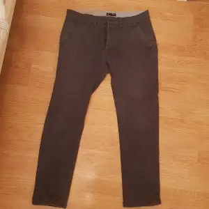 Säljer ett par gråa jeans av märket Dressman som ska vara Slim Fit.