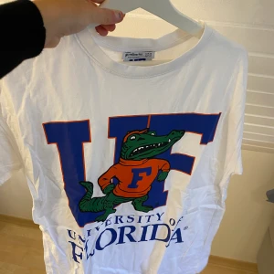 T-shirt med trycl - Super fin t-shirt med ett coolt tryck på som är helt oanvänd