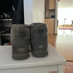Uggs - Säljer mina uggs då de är för små. De är i bra skick förutom att de har får lite mörka missfärgningar fram till. Vill ha snabb affär! Stlr 37.