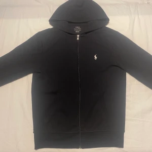 Ralph Lauren Zip hoddie - Säljer min Ralph Lauren zip hoddie då den är för liten för mig. Nypris: 1500kr
