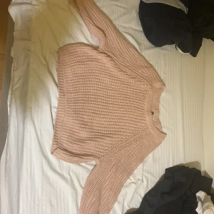 O - Mysig stickad rosa tröja i storlek M