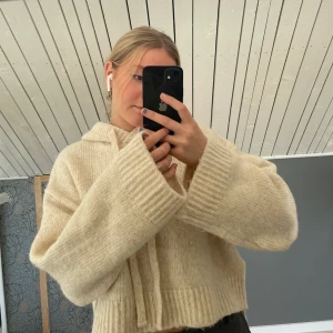 stickad tröja med luva  - Säljer denna (nästan helt oanvända) stickade tröjan med luva. 💕