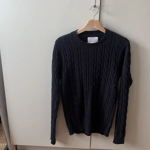 Stickad tröja - En riktig fin stickad tröja som varit använd Max 4 gånger, perfekt till jul firanden eller andra festligheter 