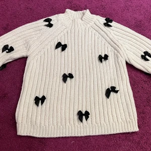 Tjock barntröja från Zara - Superfint skick, tjock och inga hål. Söta rosetter både bak och fram 