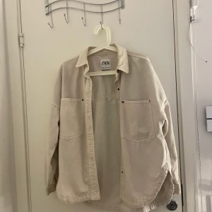 Zara jacka  - Super fin jacka från zara som knappt är använd. Säljer för 100kr💓
