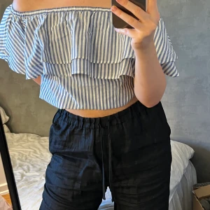Blus Gina Tricot - Supersöt blus med volang från Gina Tricot som tyvärr inte kommer till användning… går att stoppa in eller sy om om man vill ha den kortare!🤍strl 34 men passar 36/38 Hör gärna av dig för fler bilder eller vid eventuella frågor!