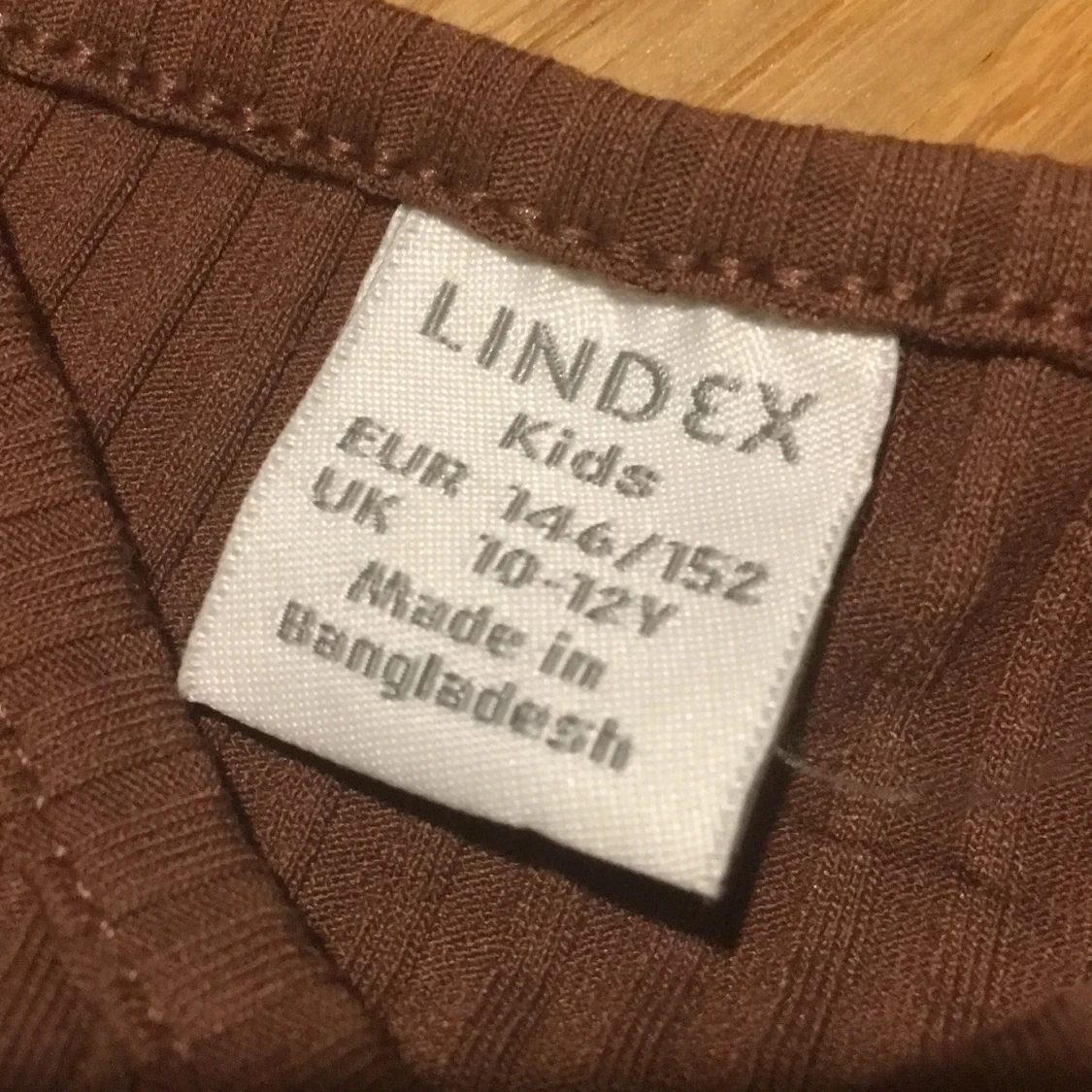 Brun topp med rosett  - 91