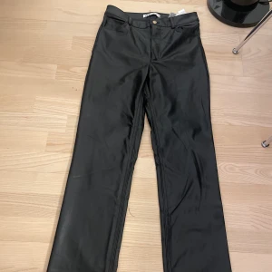 Skinnbyxor med slits - Helt oanvända Skinnbyxor med slits som jag dessutom betalat en skräddare att sy upp de lite. Säljer för 150kr i storlek s