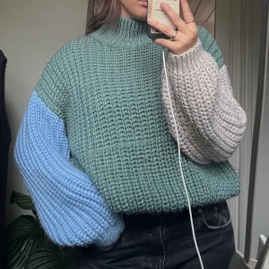 Stickad - Sjukt snygg, från Chiquelle. Lite trasig i baksidan av nacken