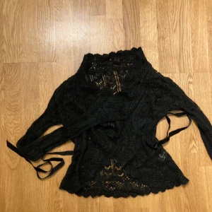 Fin stickad kofta - En jätte fin kofta som är stickad i ett fint mönster. Lång i armarna och har ett sammet snöre som man kan knyta u ryggen eller runt magen. Köpte på secondhand. 