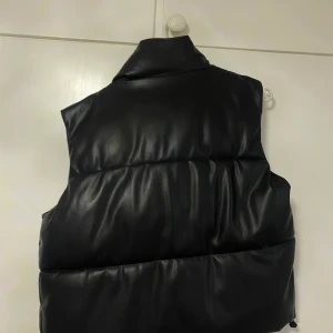 Zara väst storlek M passar även S - Köpt för några månader sen, använd ett par gånger. Bra stick 