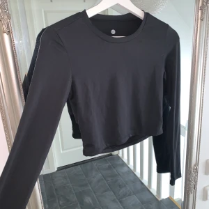 Träningstopp - Säljer min träningstopp, med öppen nedre bak, strl XS/S. Pris 90kr
