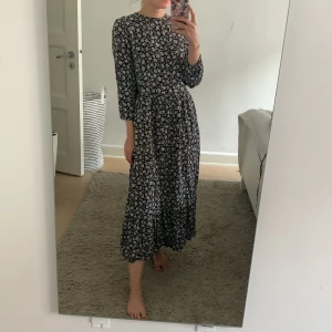 Flower Dress  - Long dress with flowers, perfect for autum looks 