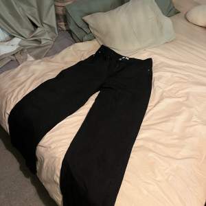 Svarta vida jeans från Gina. Bra passform och i nyskick 