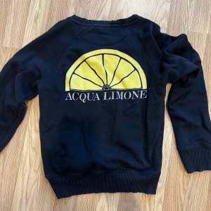 Säljer denna sjukt snygga svarta acqua limoné tröjan i storlek XXS!! Superfint skick!! 🖤🖤 Köpt för ca 1000kr 