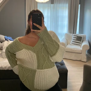 Stickad tröja - Säljer min stickade zara tröja❤️ har inte användes mycket! Den är i storlek M men sitter lite oversized