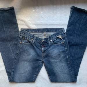 low-midwaisted jeans. supersnygga 💗använd inte köp-knappen 💗 midjemått tvärs över: 34,5 cm midjemått runt: ca. 72 cm innerbenslängd: 80 cm  💕🌷💕🌷💕🌷