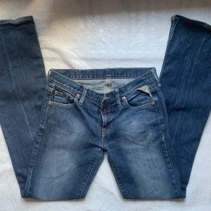 jeans - low-midwaisted jeans. supersnygga 💗använd inte köp-knappen 💗 midjemått tvärs över: 34,5 cm midjemått runt: ca. 72 cm innerbenslängd: 80 cm  💕🌷💕🌷💕🌷