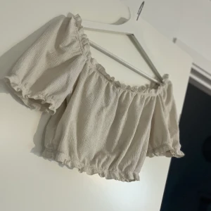 Off Shoulder topp - En grädd vit off-shoulder croptop från hm i texturerat material. Fint men använt skick, därav priset🌸