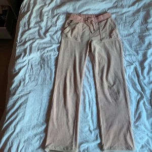 Juicy couture  - Storlek S andvänt några gånger nästan nyskick säljer pågrund av att dom inte sitter som jag vill 