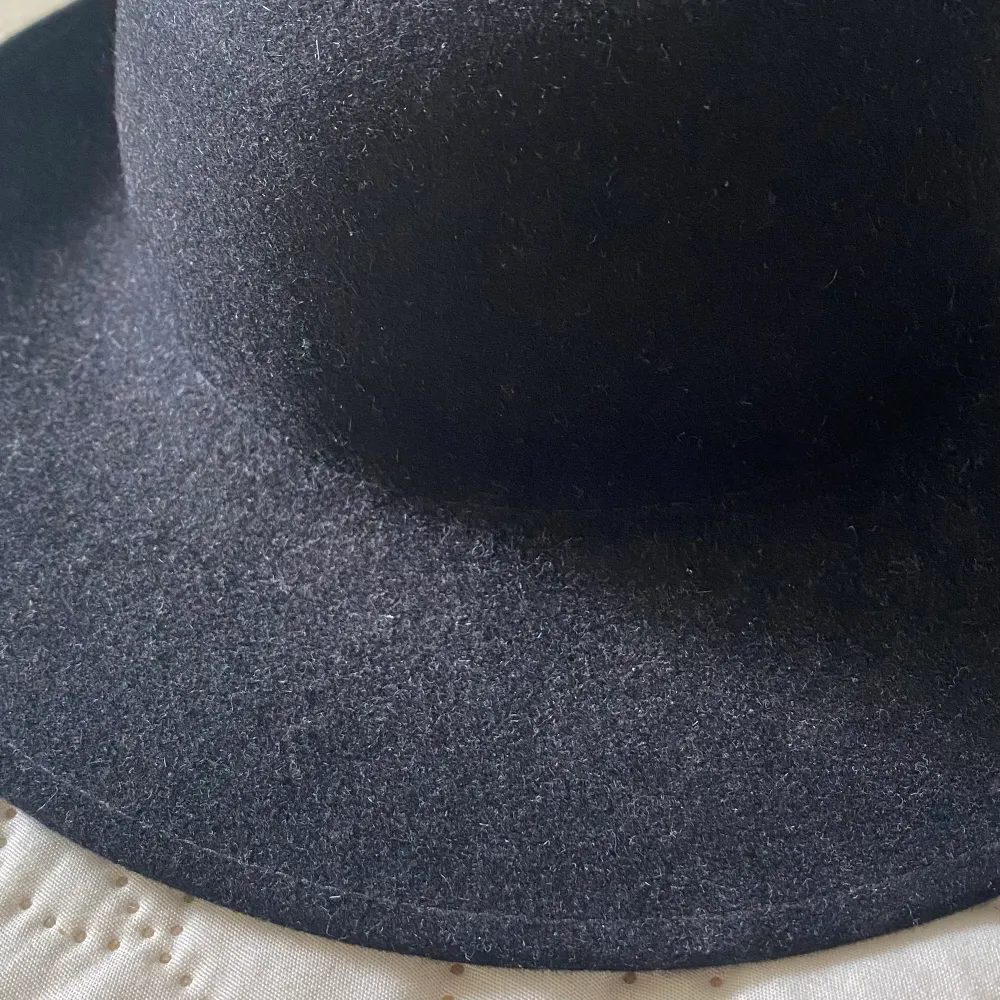Säljer en ny, jättesnygg handgjord svart ull hatt i storlek 56. Mötas / frakt kommer . Accessoarer.