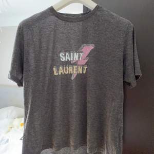 Säljer min Saint Laurent T-shirt i storlek M, sitter som en S. Tröjan är sällan använd och tröjan är i mycket bra skick.  Skriv för fler frågor!