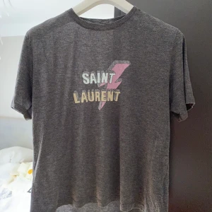 Saint Laurent T-shirt  - Säljer min Saint Laurent T-shirt i storlek M, sitter som en S. Tröjan är sällan använd och tröjan är i mycket bra skick.  Skriv för fler frågor!