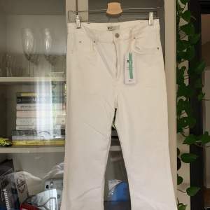 Helt nya vita bootcut jeans från Gina💕 Kläderna är utsorterade och kan därför inte erbjuda bilder med dem på❤️