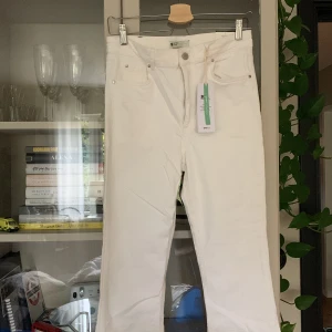 Bootcut jeans  - Helt nya vita bootcut jeans från Gina💕 Kläderna är utsorterade och kan därför inte erbjuda bilder med dem på❤️