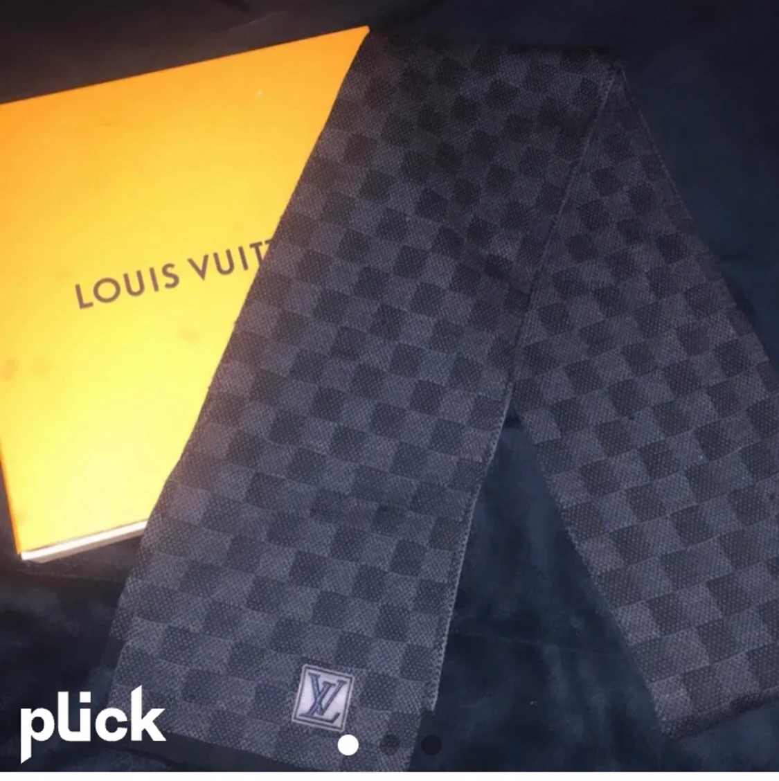 Lv scarf