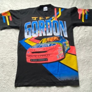 T-shirt med tryck på  - En fet oversized t-shirt från Motorsports traditions. Helt oanvänd och liten i storleken